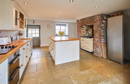 Llanfihangel Tal-y-llyn House | Host & Stay | Coed Farm