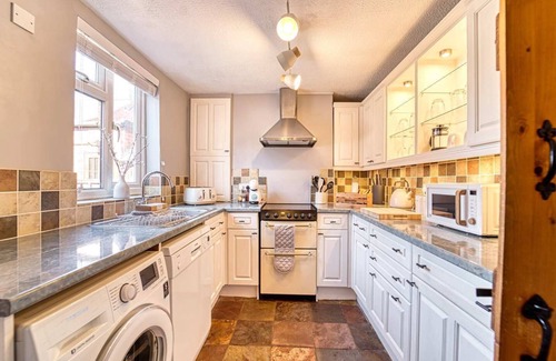 Worcester House | Host & Stay | London Road Cottage