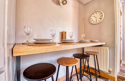 Worcester House | Host & Stay - London Road Cottage