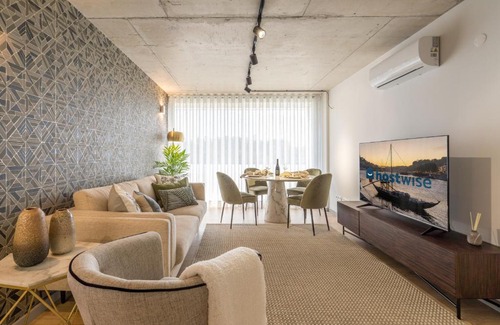 Vila Nova de Gaia Apartment | Host Wise - Luxurious Impressive Apartment - Balcony and Pool