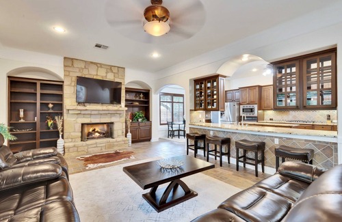 Austin House | Hot Outdoor 8-personSpa, 5-bedroom house, Green belt