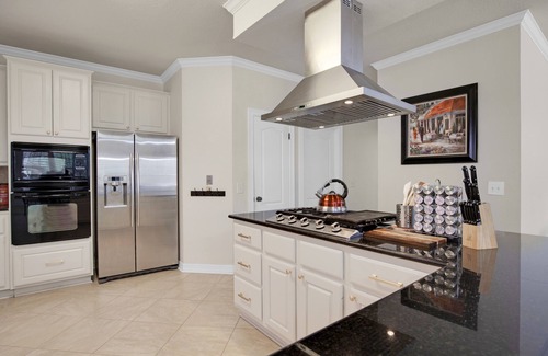 Austin House | Hot Outdoor Spa, Beautiful 5-bedroom home, Private Green belt backyard