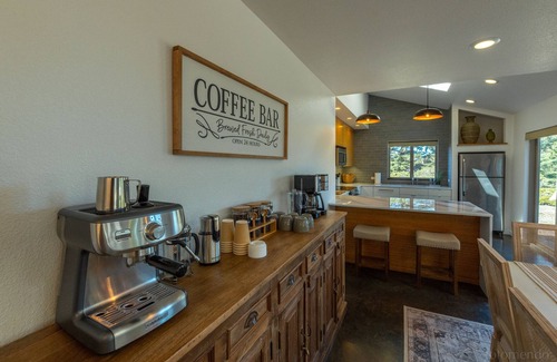 Manchester House | Hot Tub/2 King Beds/Coffee Bar/Free EV Charger - Family & Infant Friendly