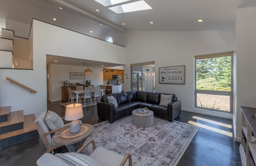 Manchester House | Hot Tub/2 King Beds/Coffee Bar/Free EV Charger - Family & Infant Friendly