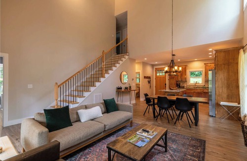 Frank House | Hot Tub, 2 Kings, by Waterfalls, Skiing and Hiking
