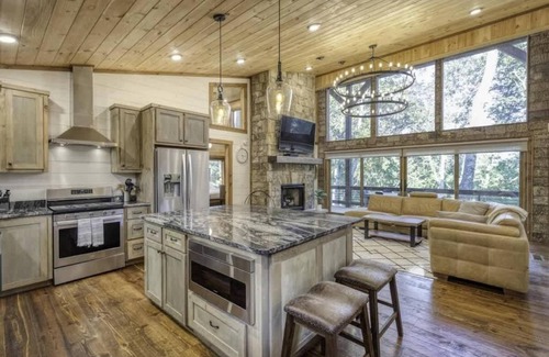 McCaysville Cabin | Hot Tub, 3 Fireplaces, Firepit, Riverside Firepit
