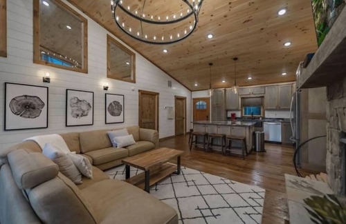 McCaysville Cabin | Hot Tub, 3 Fireplaces, Firepit, Riverside Firepit