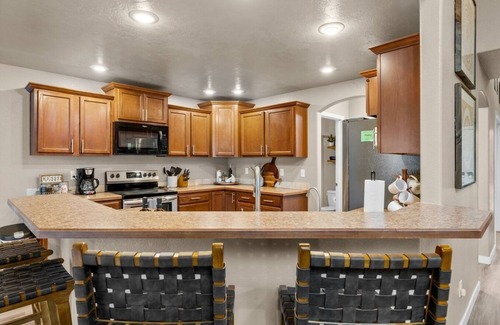 Southwest Ada County Alliance House | Hot Tub- 7 Bedrooms-Idaho Themed