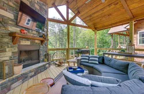 McCaysville House | Hot Tub and Deck Riverfront McCaysville Cabin!