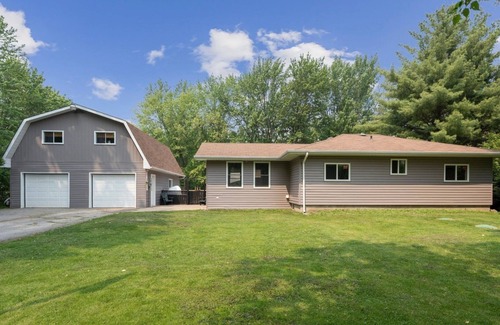 Carden Cottage | Hot tub and swimming pool