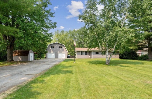 Carden Cottage | Hot tub and swimming pool