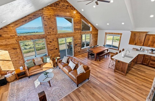 Sweetwater House | Hot Tub! Arcade Games! Views! Ideal Beach! Hillside Retreat!