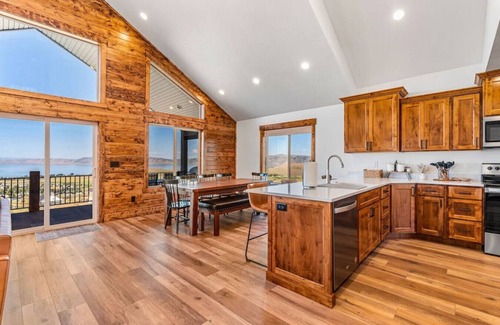Sweetwater House | Hot Tub! Arcade Games! Views! Ideal Beach! Hillside Retreat!