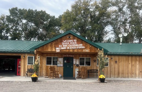 Sevier Cabin | HOT TUB BRYCE CANYON THEMED CABIN