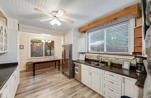 Youbou Cottage | Hot Tub by the Lake Sleeps 10 Huge Outdoor Space