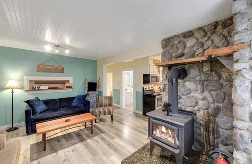 Youbou Cottage | Hot Tub by the Lake Sleeps 10 Huge Outdoor Space