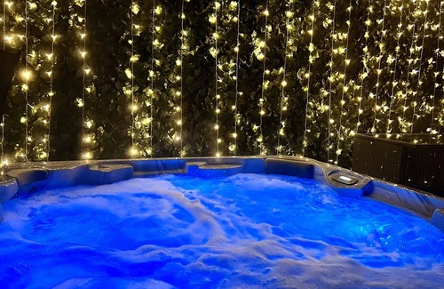 Montville House | Hot Tub & Cloud Ceiling House