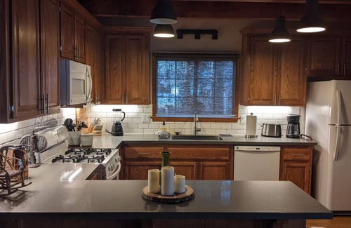 Big Bear City Cottage | Hot Tub! "Cottage Sleeps 6”