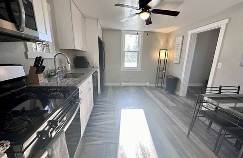 South Hills House | HOT TUB Cozy Woodsy retreat close to the City