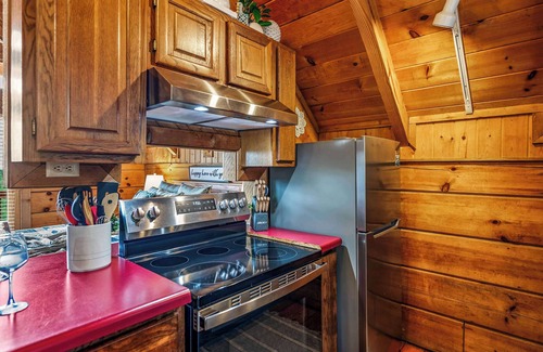 Gatlinburg - Pigeon Forge Cabin | Hot Tub! Cute Studio Cabin! Views! Private! Relax!