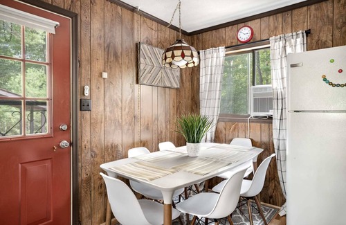 Bergton Cabin | Hot Tub, Deck, Screened Porch, Fire Pit, & WiFi