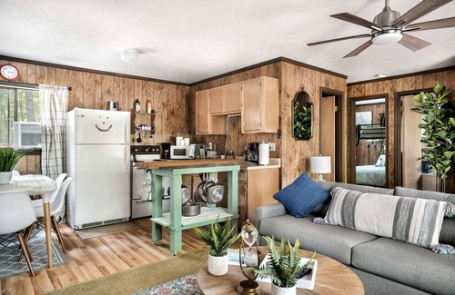 Bergton Cabin | Hot Tub, Deck, Screened Porch, Fire Pit, & WiFi