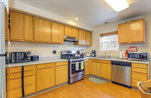 Hood River House | Hot Tub & Decks: Central Hood River Townhome!