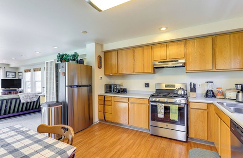 Hood River House | Hot Tub & Decks: Central Hood River Townhome!
