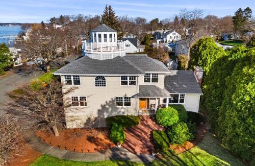 Marblehead House | Hot Tub, Electric Bikes, Solo Stove, Projector, Smores