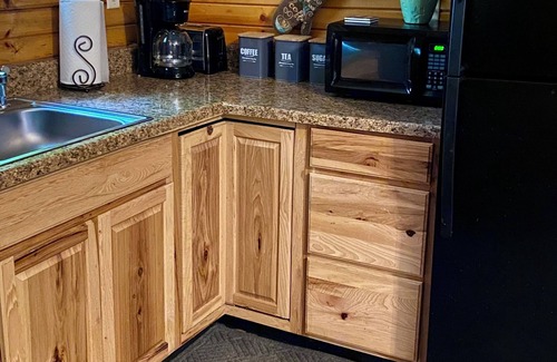 East Fultonham Cabin | Hot tub, Equipped Kitchen, Charcoal Grill, Picnic Patio