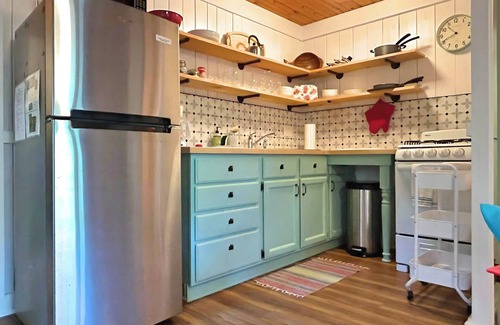 Mayfield Cabin | Hot Tub Escape - Peaceful Lake Cabin-Kayaks, Canoe, Pedalboat - Pet friendly