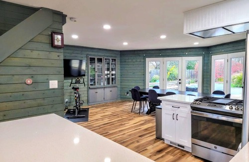Paw Paw Lake House | Hot Tub/Family Friendly I Sleeps 14 I Paw Paw Lake