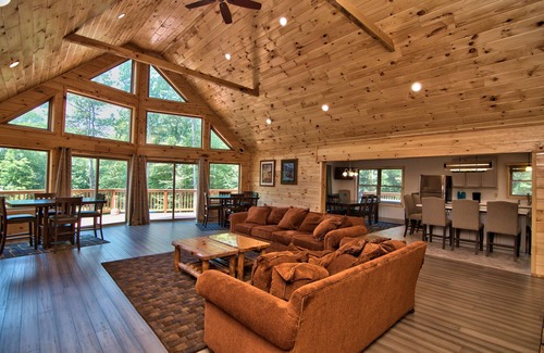 Hickory Hills House | Hot Tub Fire Pit/AC BSK CT 6000 Sq Ft Private WIFI FREE Tesla EV Charger/WIFI