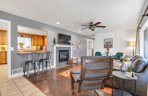 Midvale House | Hot Tub, Fire Pit and Barrel Sauna, and one left turn to worlds best skiing!