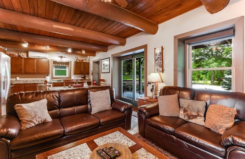 McHenry Cabin | Hot Tub Fire Pit Gas Grill Wood Stove Roku