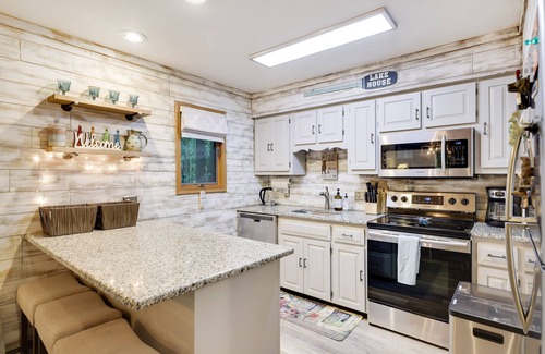 Locust Lake Village Ski Chalet | Hot Tub! Fire Pit, Golf Cart, Fall Hiking, Holiday Memories & Coffee Experience