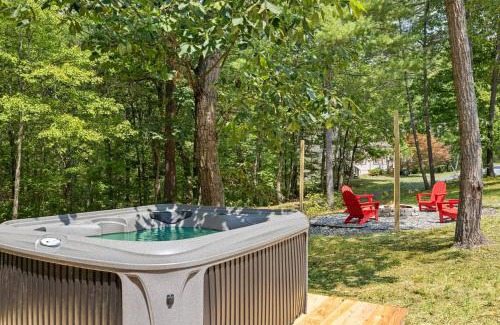 Mount Jackson House | Hot Tub, Fire Pit, Grill, Screened Porch & WiFi