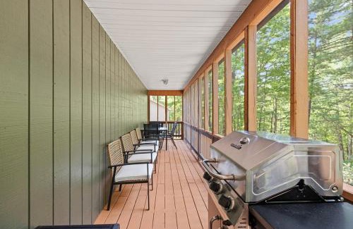 Mount Jackson House | Hot Tub, Fire Pit, Grill, Screened Porch & WiFi
