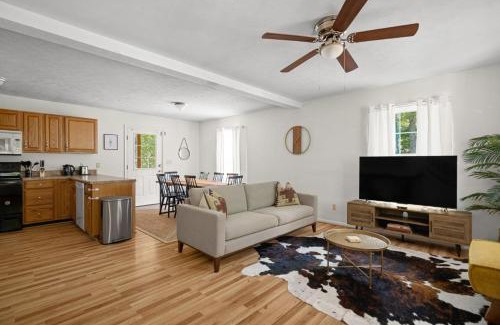 Mount Jackson House | Hot Tub, Fire Pit, Grill, Screened Porch & WiFi