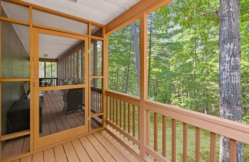 Mount Jackson House | Hot Tub, Fire Pit, Grill, Screened Porch & WiFi