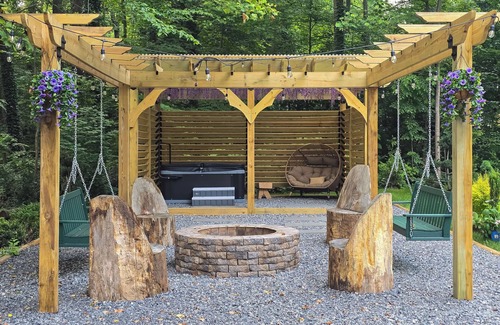 Ruby Cabin | Hot Tub, Fire Pit & Patio: A-Frame Stafford Cabin