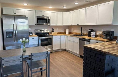 Clay City House | Hot Tub! Fire pit! Picnic area & Grill! Dog friendly! Hardwicks Creek Haven@RRG
