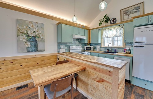 Frenchburg Apartment | Hot Tub & Fire Pit: Romantic Getaway in Frenchburg