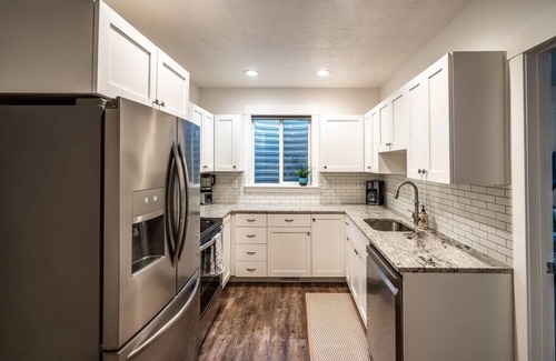 Pleasant Grove Apartment | *Hot Tub/Fire Pit*Modern 2 Bdr Guest Suite|Slps 6