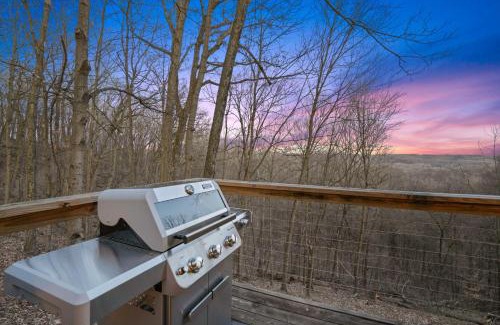 Amanda House | Hot tub, fireplace, fire pit, pool table, grill, EV, pets, HOA lake