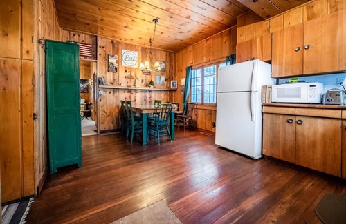 Estes Park Cabin | Hot tub & fireplace! Historic cabin near Natl Park