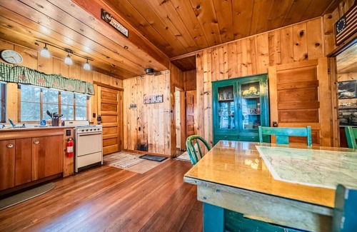 Estes Park Cabin | Hot tub & fireplace! Historic cabin near Natl Park