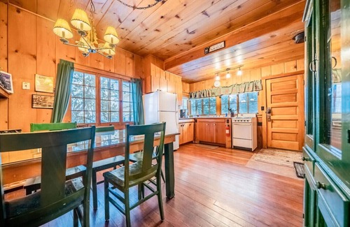 Estes Park Cabin | Hot tub & fireplace! Historic cabin near Natl Park