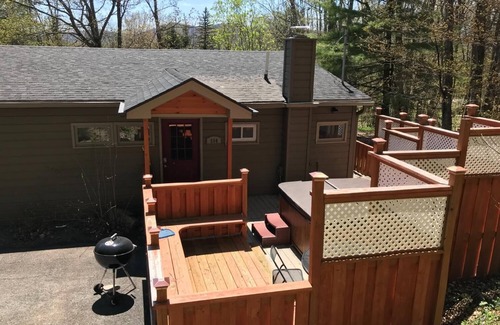 East Jewett House | Hot Tub & Fireplace Mountain Retreat