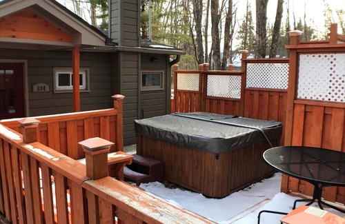 East Jewett House | Hot Tub & Fireplace Mountain Retreat